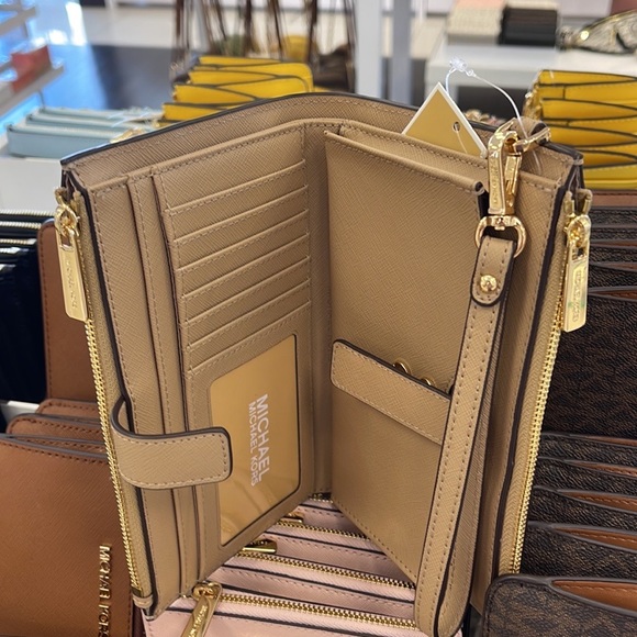 MICHAEL KORS LARGE DOUBLE ZIP WRISTLET WALLET PHONE CASE CLUTCH 
Camel
NWT - Picture 11 of 16